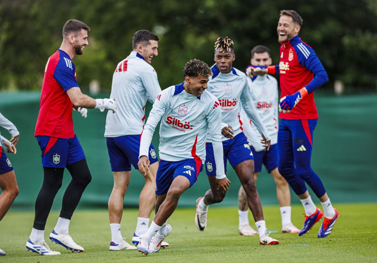 Lamine Yamal y Nico Williams, durante el entrenamiento de España ayer.