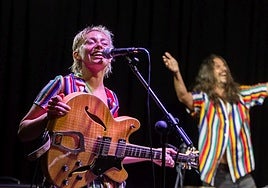 Honor y Monty, de Helen Helen, durante Emergentes del pop-rock 2024