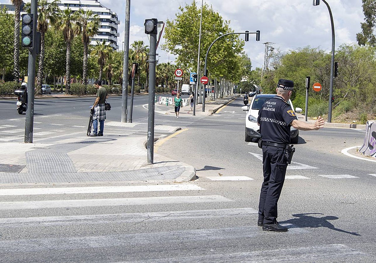 Un agente, en un lugar próximo al atropello del niño, en el cruce con el camino de Moncada.