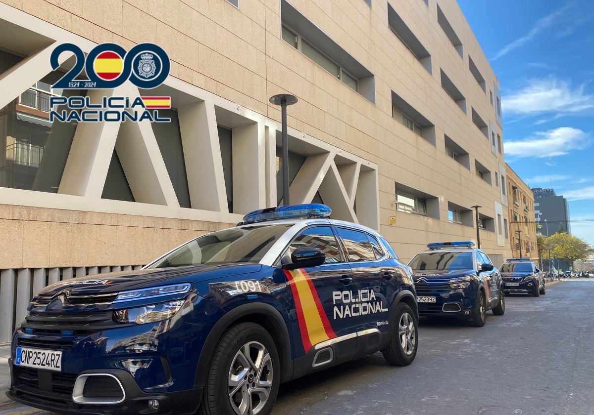 Coches de la Policía Nacional en sitios donde han ocurrido los hurtos.