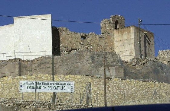 El Castillo de Elda, en una fase de su restauración en el año 2001.