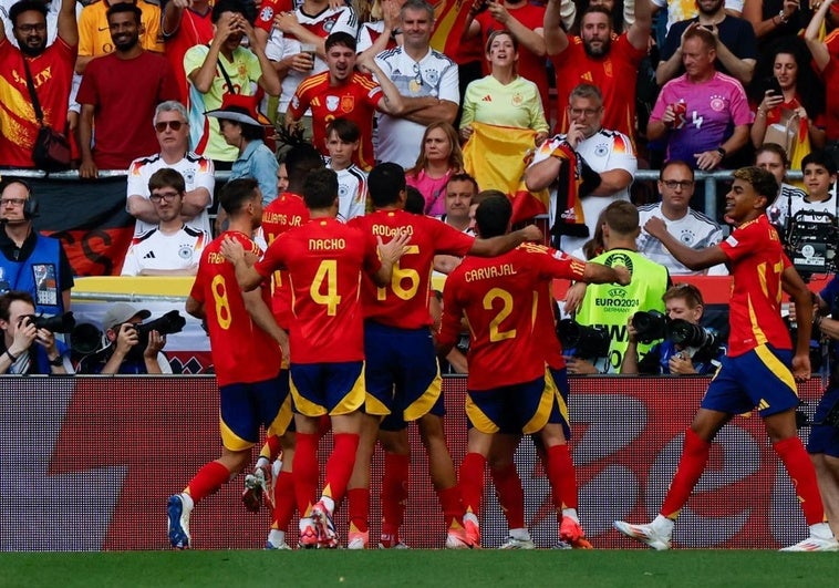 Los jugadores de España celebran el primer gol ante Alemania.