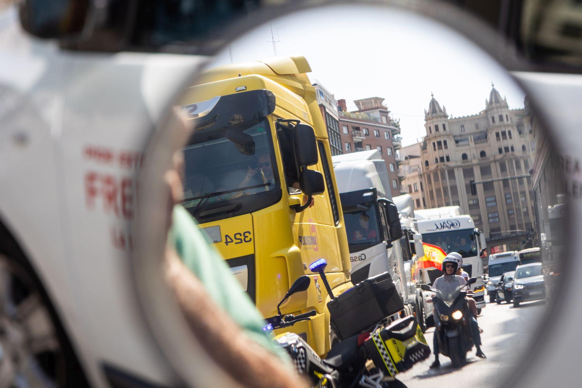 Los transportistas desfilan por Valencia para celebrar el día de San Cristóbal