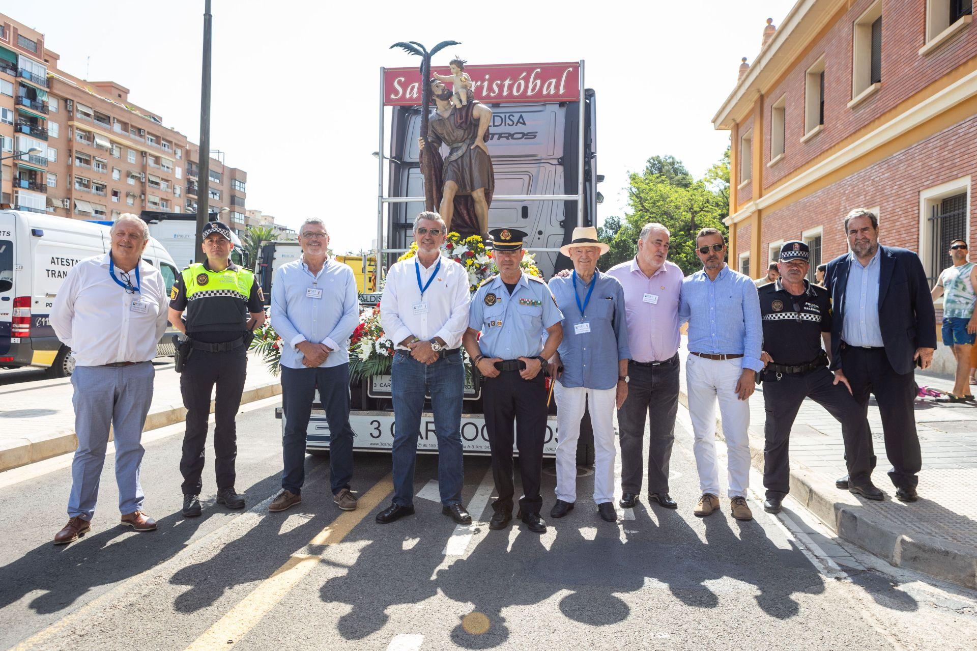 Los transportistas desfilan por Valencia para celebrar el día de San Cristóbal