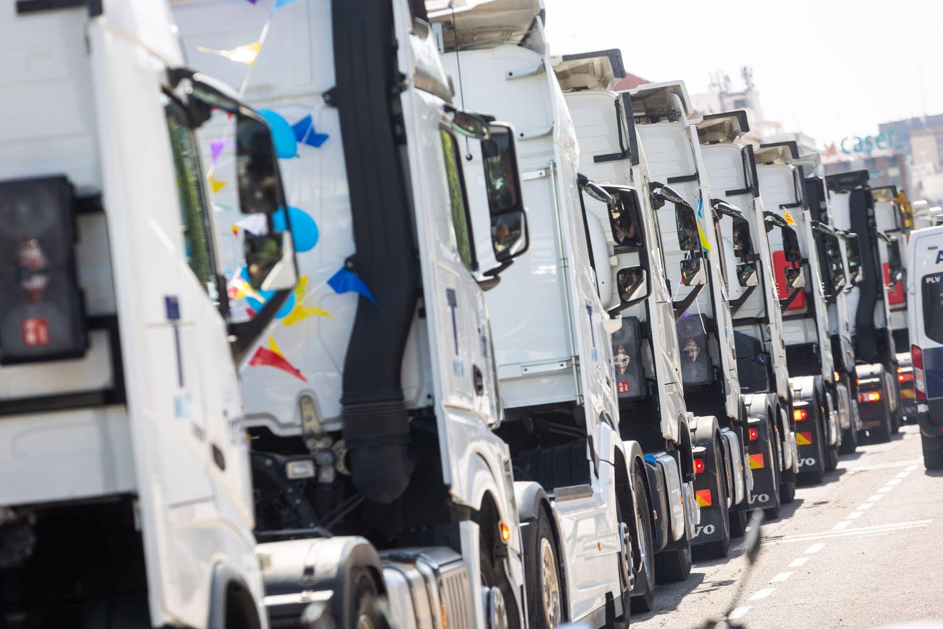 Los transportistas desfilan por Valencia para celebrar el día de San Cristóbal