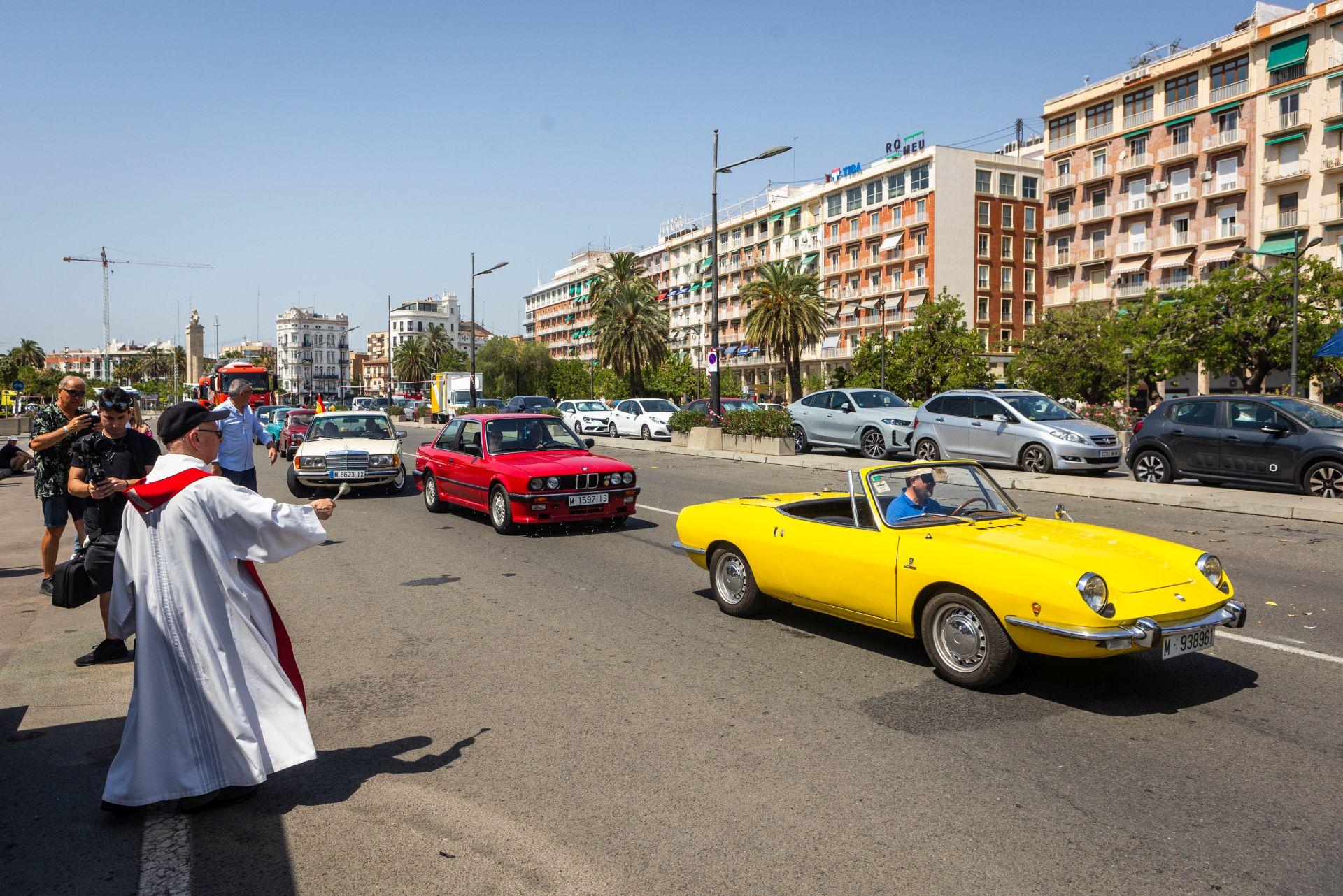 Los transportistas desfilan por Valencia para celebrar el día de San Cristóbal