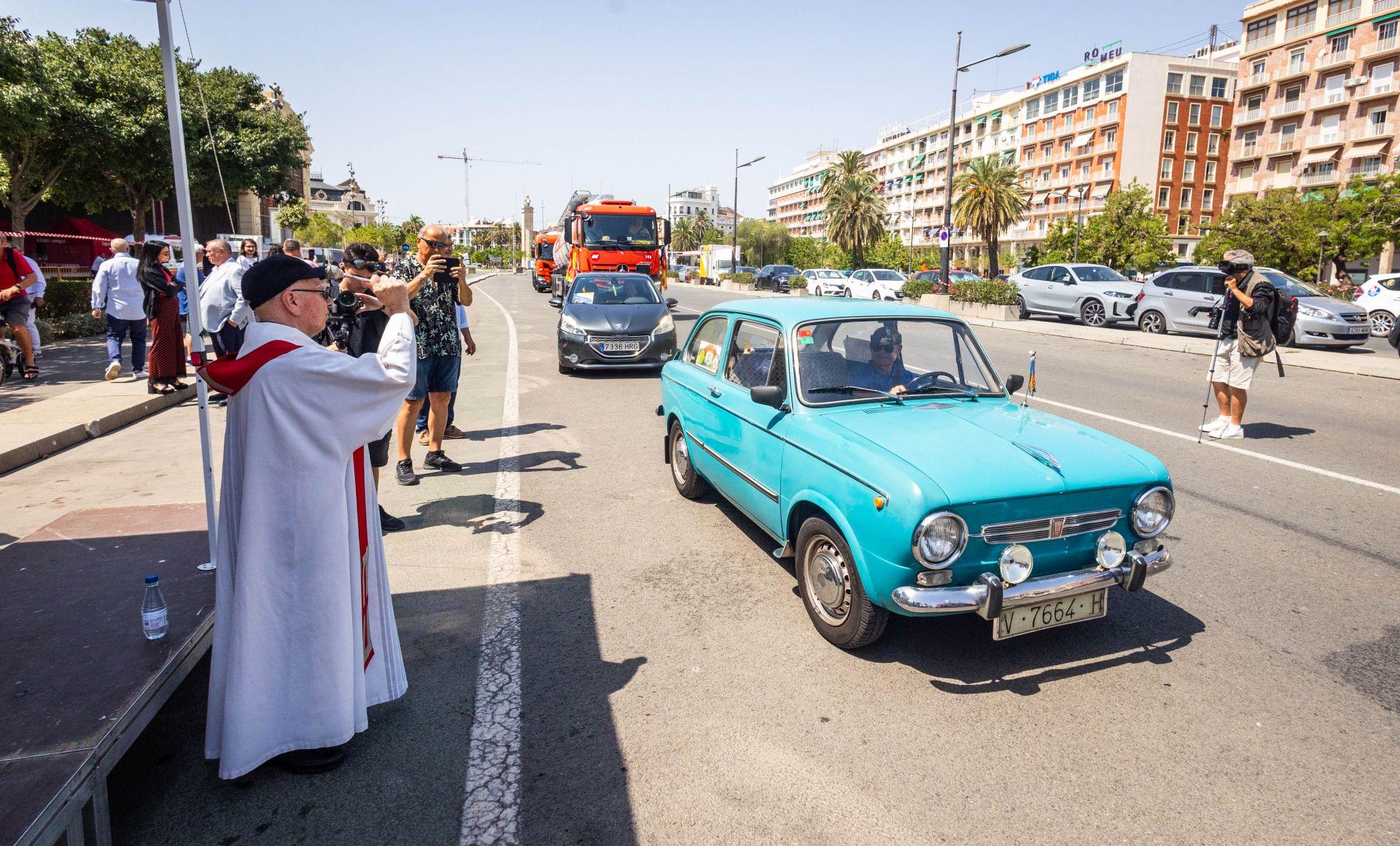 Los transportistas desfilan por Valencia para celebrar el día de San Cristóbal