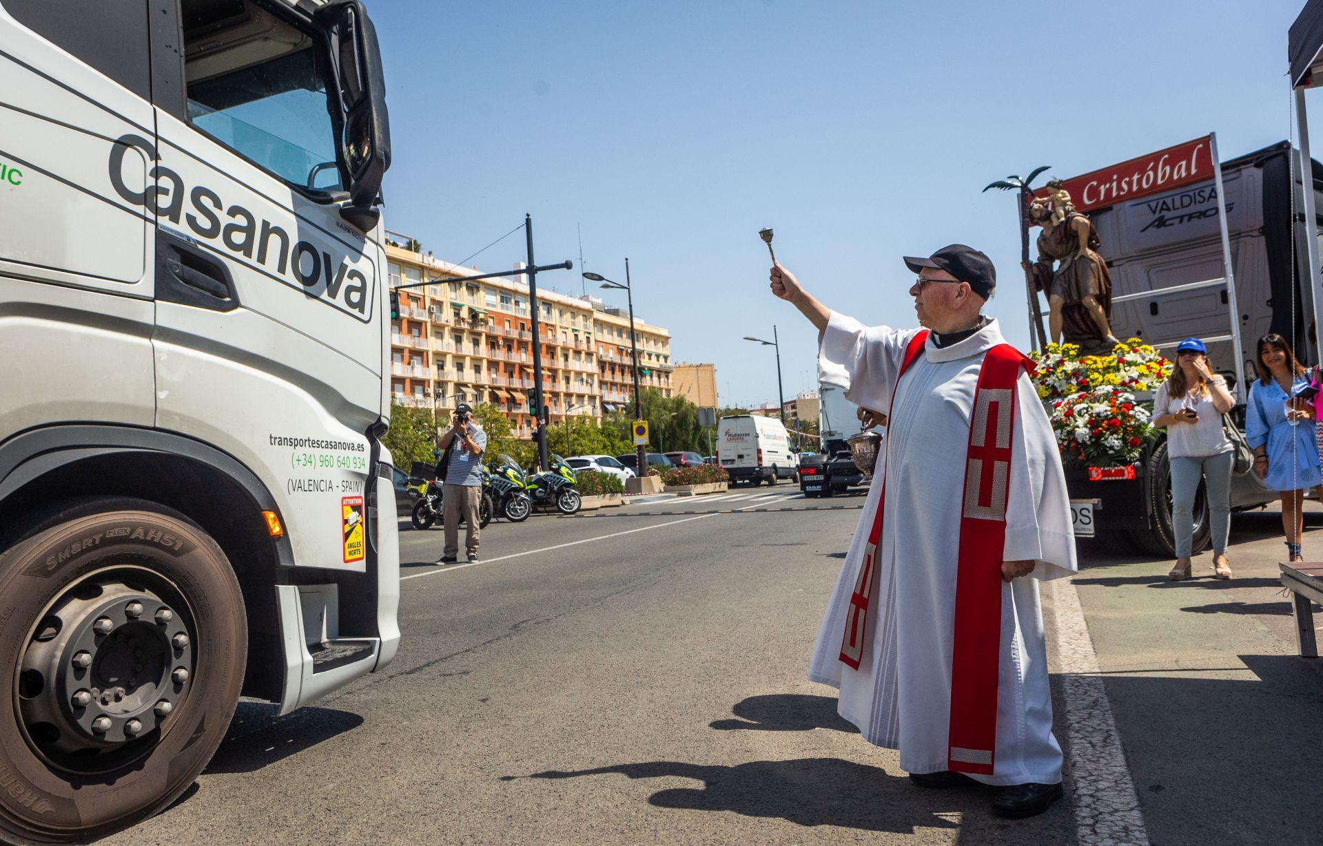 Los transportistas desfilan por Valencia para celebrar el día de San Cristóbal