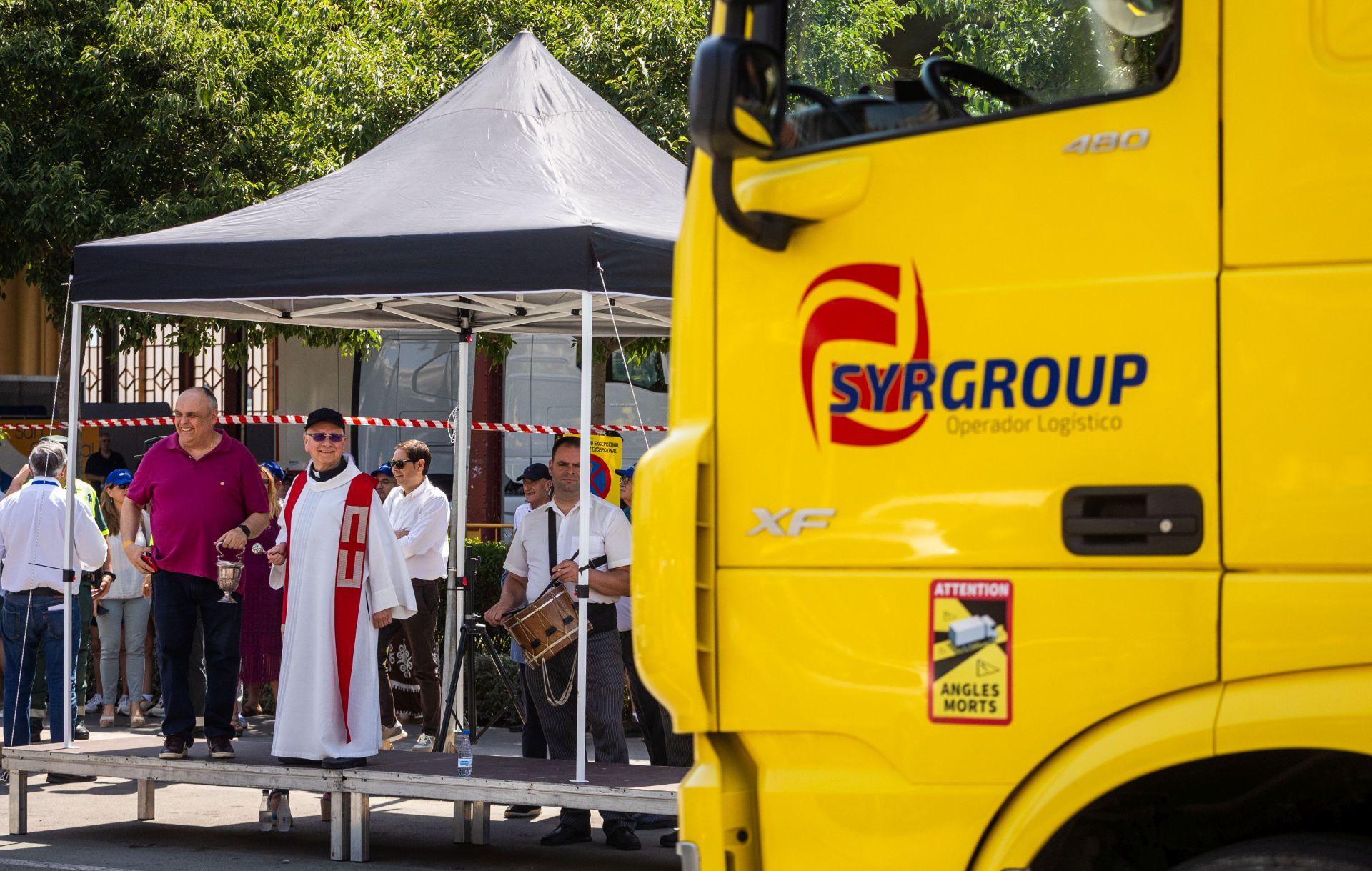 Los transportistas desfilan por Valencia para celebrar el día de San Cristóbal