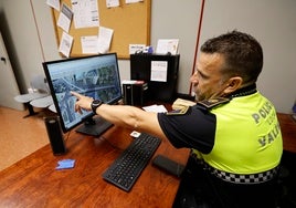 José inspecciona una de las cámaras de tráfico, este viernes.