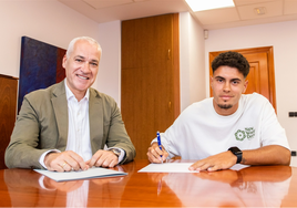 Jorge Cabello durante la firma de su nuevo contrato junto con, el presidente del Levante UD, Pablo Sánchez.