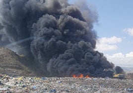Columna de humo en la planta de tratamiento de residuos, a causa del incendio en Xixona.