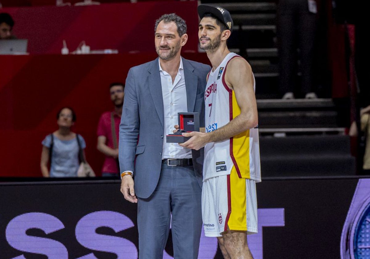 Jorge Garbajosa, junto a Santi Aldama con el trofeo de MVP del Preolímpico de Valencia.