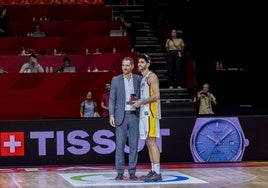 Jorge Garbajosa, junto a Santi Aldama con el trofeo de MVP del Preolímpico de Valencia.