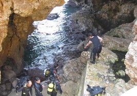 Submarinistas en la Cova dels Arcs.