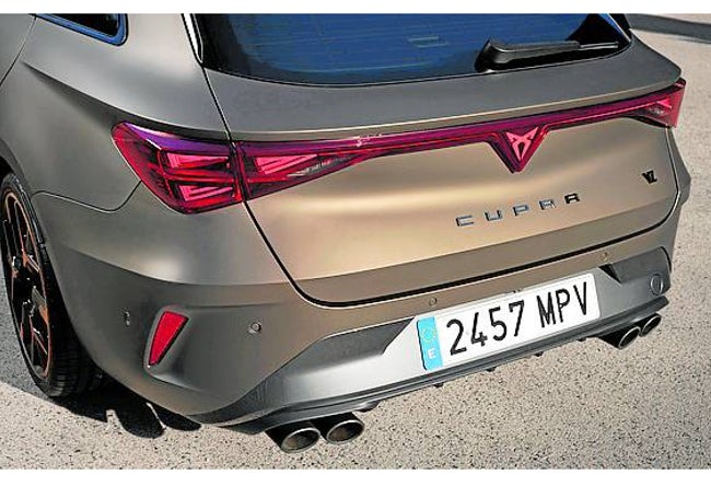 El León estrena el logo de Cupra entre los pilotos.