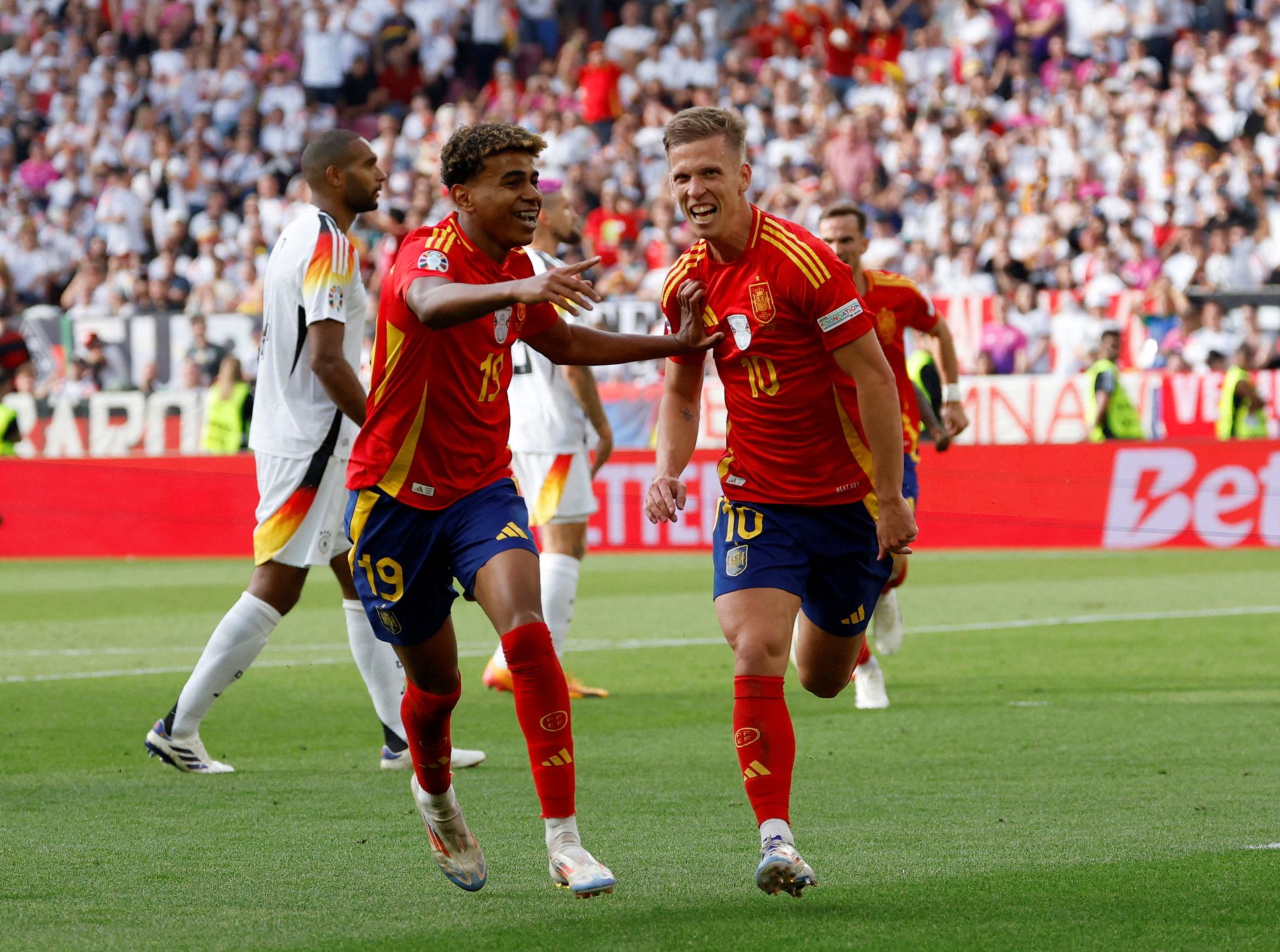 Lamine y Dani Olmo celebran el primer gol de España ante Alemania.