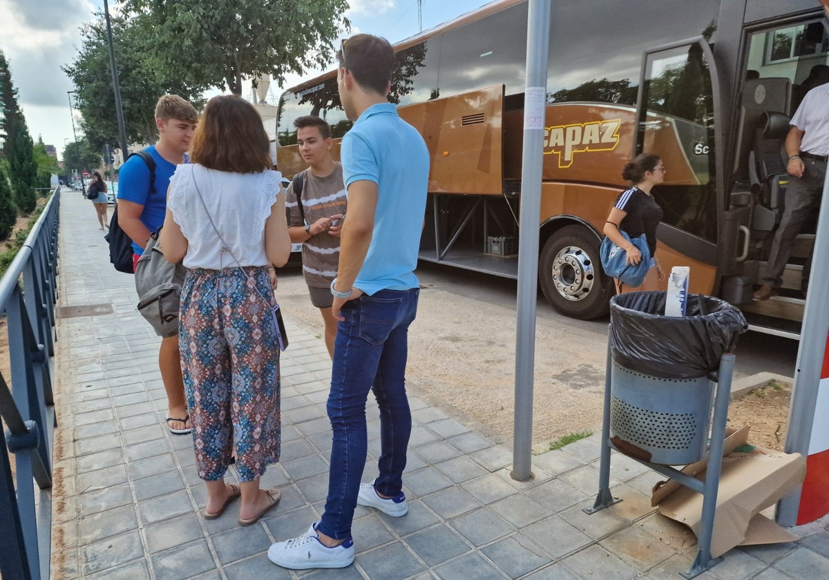 Jóvenes subiendo al autobus.