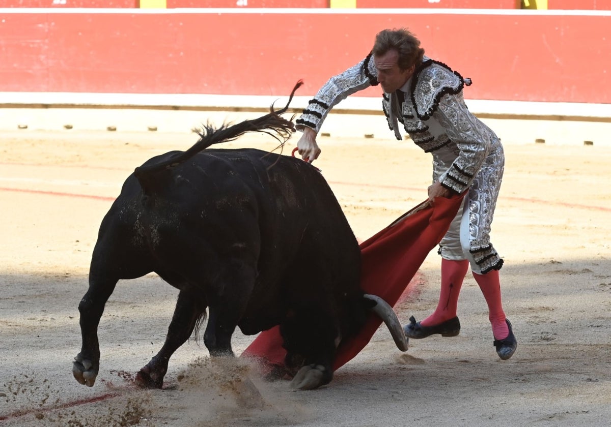 Román, en la estocada de la tarde a su primer toro.