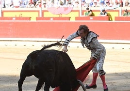 Román, en la estocada de la tarde a su primer toro.