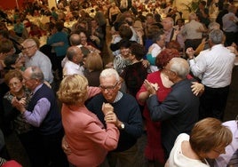 Personas mayores bailando en pareja.