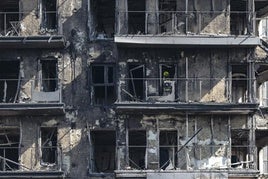 El edificio incendiado en Campanar.