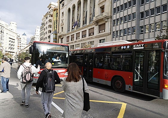 Un autobús de la EMT en la plaza del Ayuntamiento de Valencia.