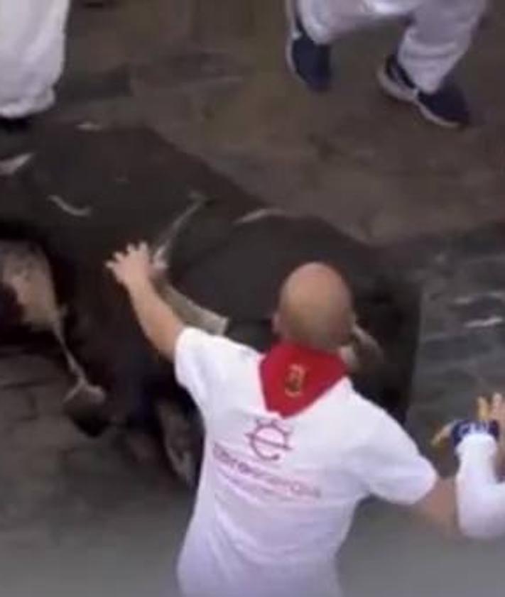 Imagen secundaria 2 - Un toro se parte un pitón en una escena insólita de los encierros de San Fermín