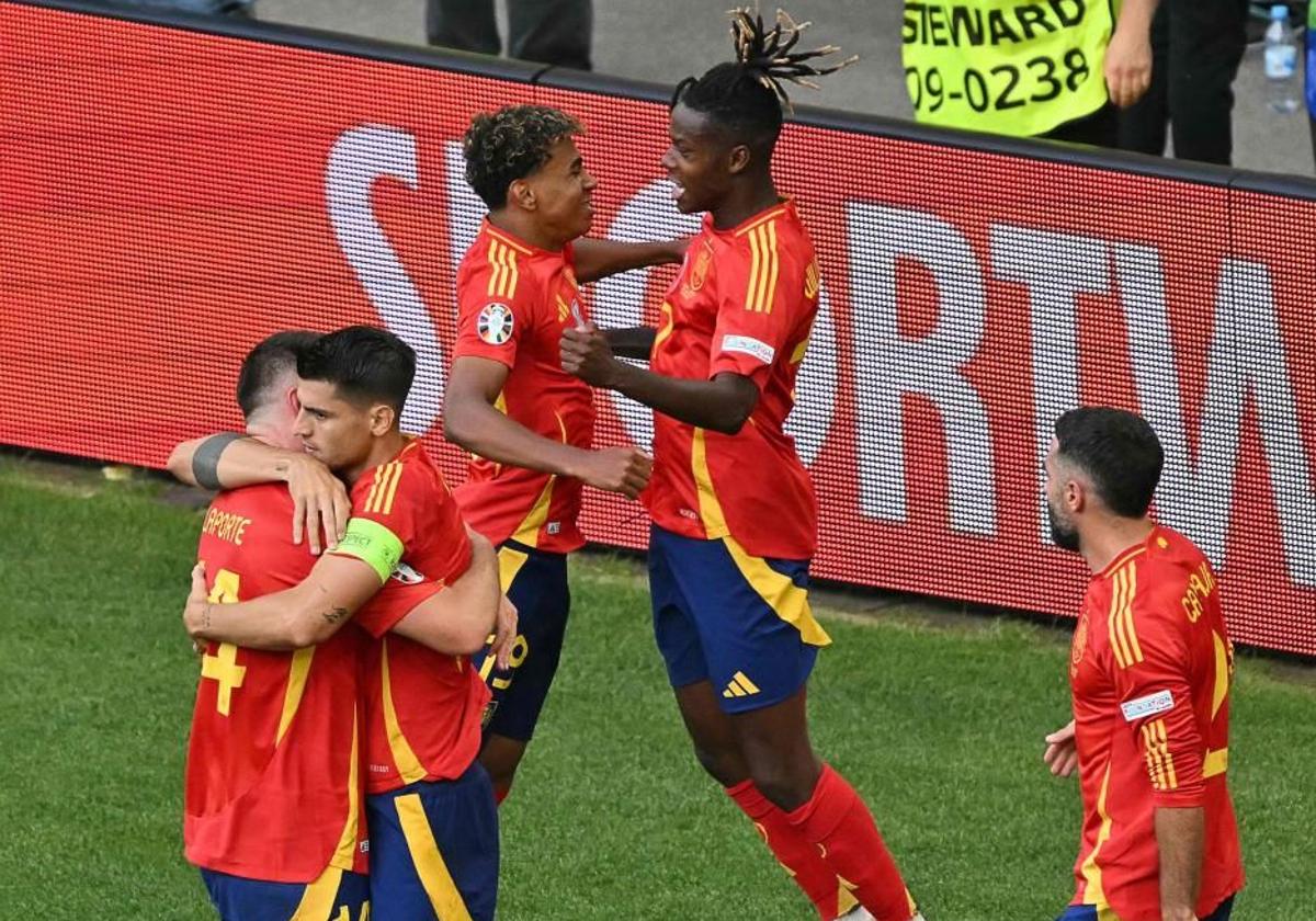 Los jugadores españoles celebran un gol en la Eurocopa.