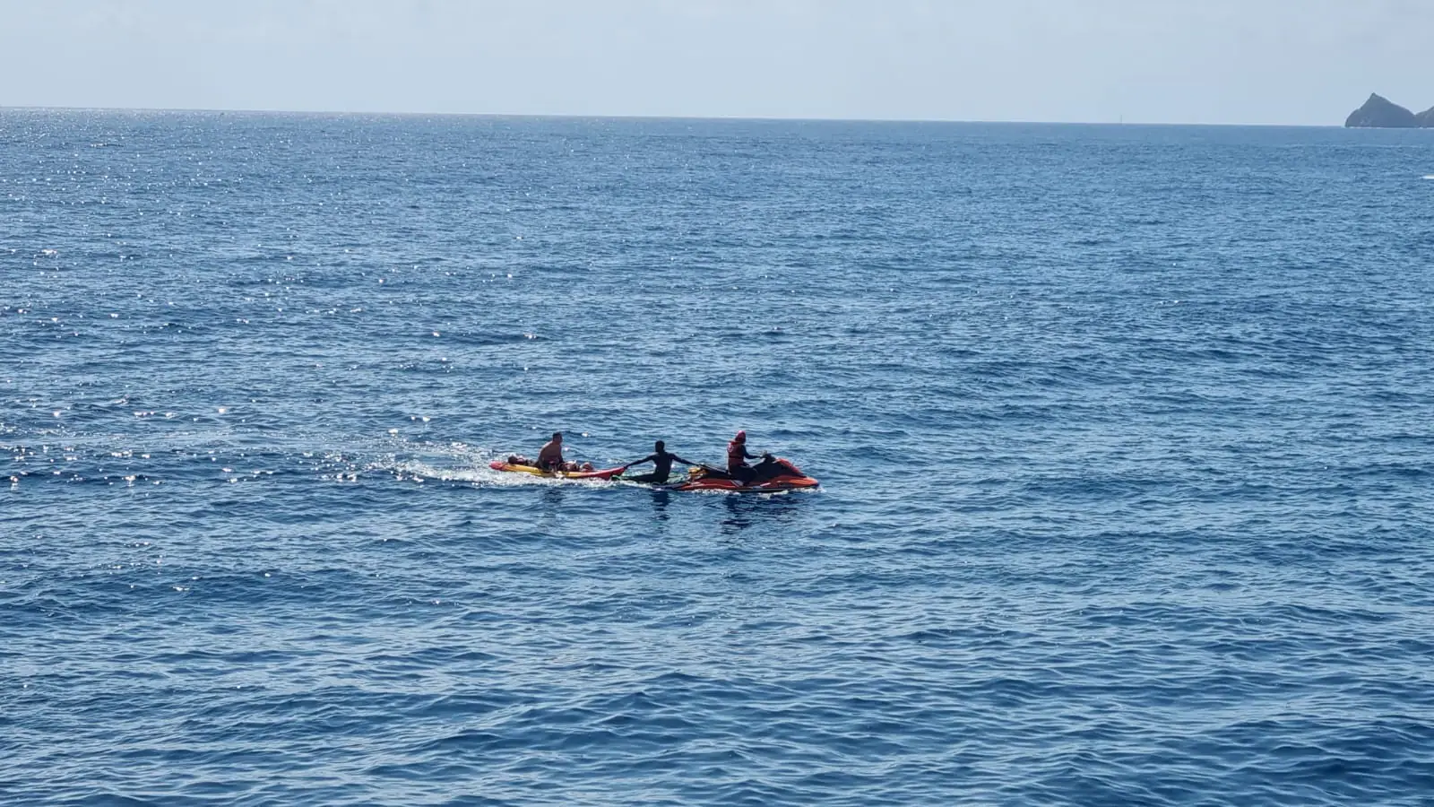 Rescatan a dos hermanos que se dirigían en kayak a la cala del Tangó de Xàbia