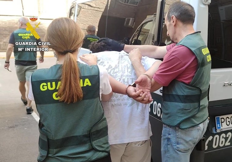 Arresto del acusado por parte de agentes de la Guardia Civil.