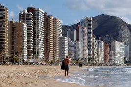 Una persona pasea por la playa de Benidorm