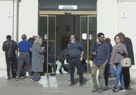 Un grupo de pacientes en la puerta de la sala de espera en el hospital General.