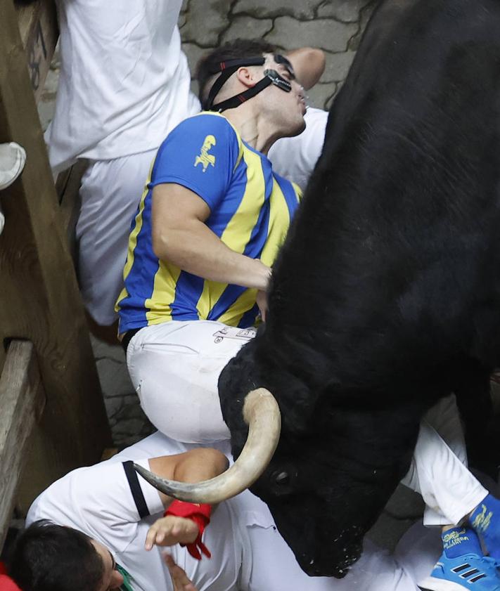 Imagen secundaria 2 - Sentir el pitón en la barriga y vivir para contarlo: la fortuna del mozo con la &#039;máscara de Mbappé&#039; en el encierro de Sanfermines