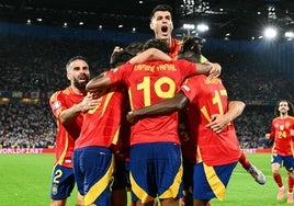 Los jugadores de la seleccion española celebran uno de los goles contra Georgia.