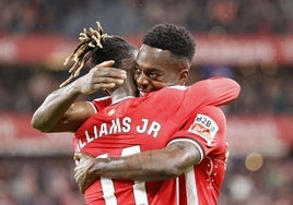 Nico e Iñaki se abrazan tras el gol del primero en las semifinales de Copa.