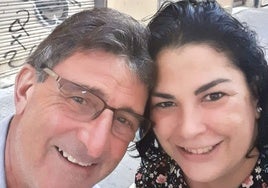 Mario Alberto Kempes sonriente junto a Ariane Kempes, una de sus cuatro hijas