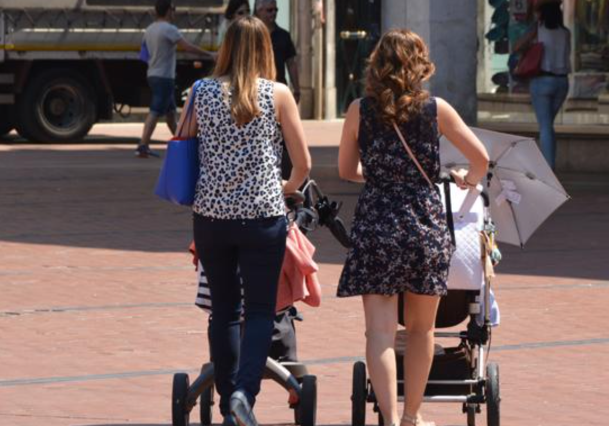 Dos mujeres con sendos carritos de bebés, en 2015.