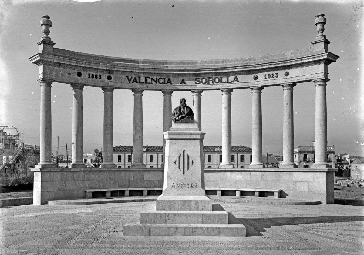 Imagen principal - Imágenes antiguas del monumento a Sorolla.