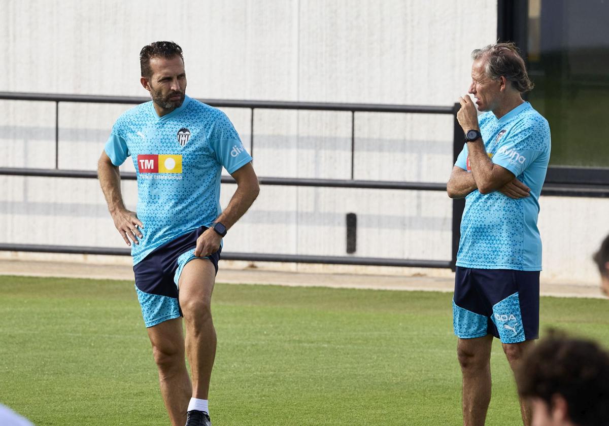 Baraja y Chema Sanz hablan durante el entrenamiento.