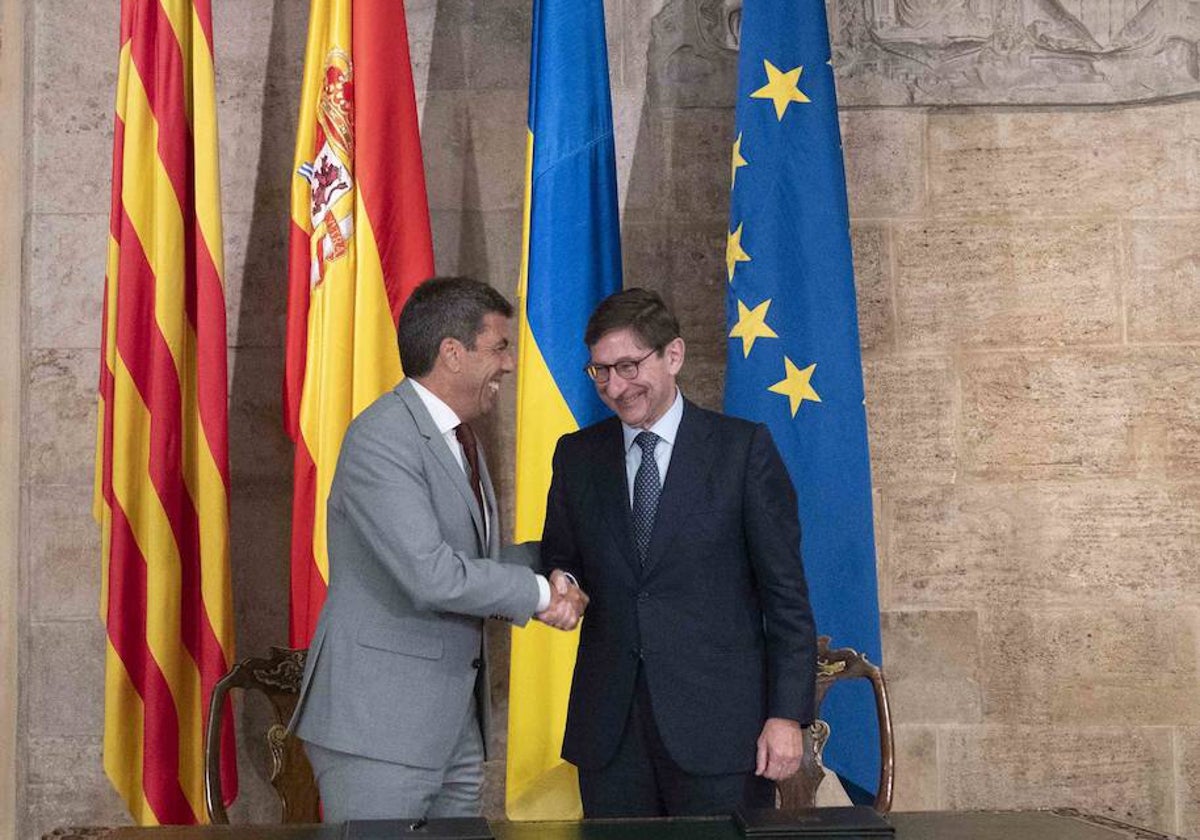 Mazón y Goirigolzarri firma el convenio de colaboración.