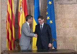 Mazón y Goirigolzarri firma el convenio de colaboración.