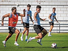 Hugo duro persigue a Pepelu en el entrenamiento de ayer, ante la mirada de Javi Guerra y Sergi Canós