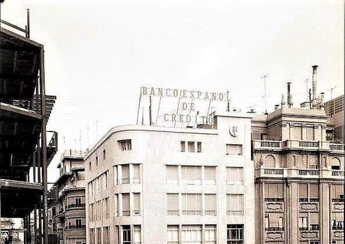 Imagen secundaria 1 - El Palacio que fue sede de un banco y revive como hotel en el centro de Valencia