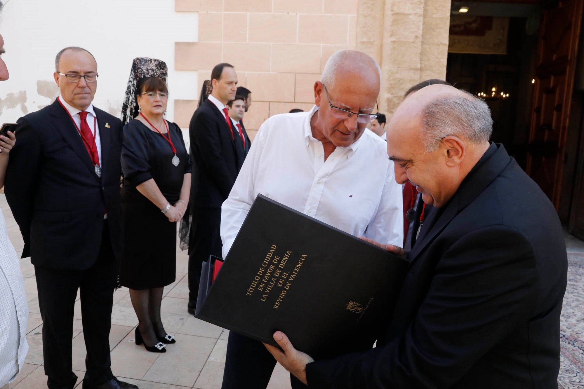 El alcalde de Dénia entrega al arzobispo el título de la ciudad.