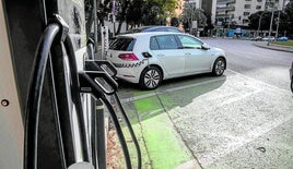 Vehículo aparcado en una 'plaza verde' para cargar sus baterías.