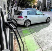 Qué coches pueden aparcar en las plazas reservadas para recargar híbridos y eléctricos