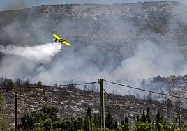 Una avioneta sobrevuela el incendio forestal de Barxeta.