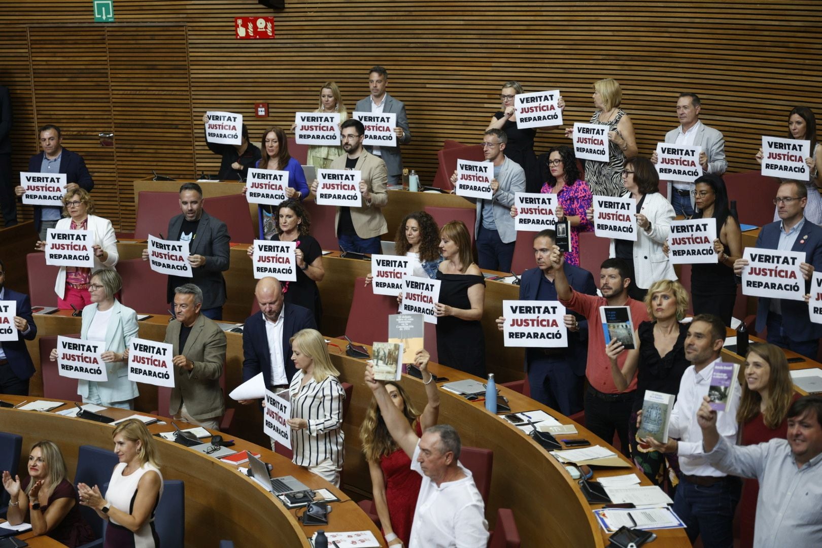 La sesión de control a Mazón de este jueves en Les Corts, en imágenes