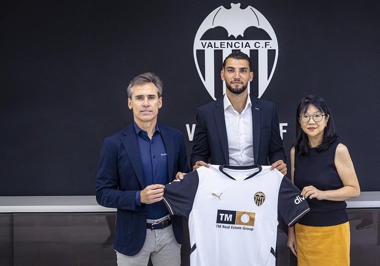 Rafa Mir junto con Miguel Ángel Corona y Lay Hoon.